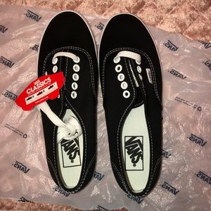 Black Vans tennis shoes
